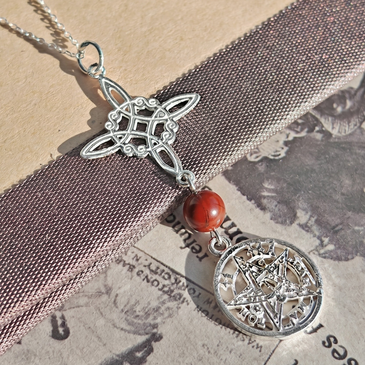 Colgante Nudo de Bruja & Tetragramaton con Bola de Jaspe Rojo S925