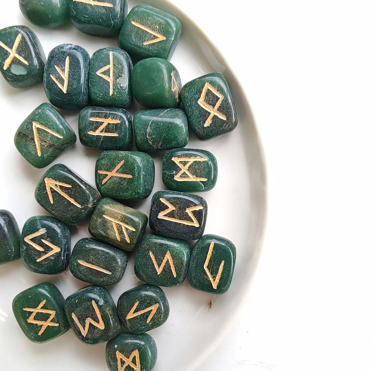 Runas Vikingas en Jade Verde - Prosperidad y Sabiduría