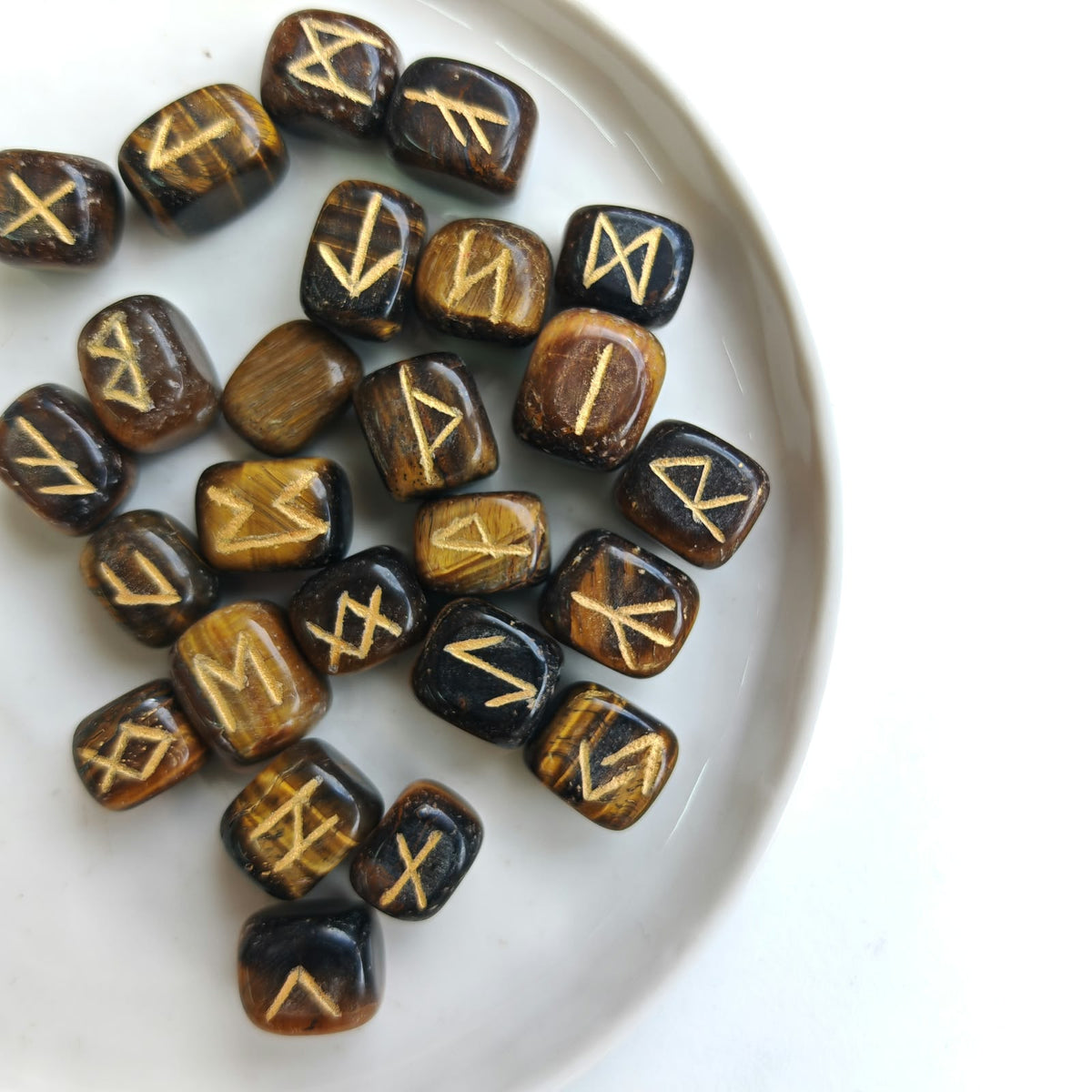 Runas Vikingas en Ojo de Tigre - Protección y Claridad