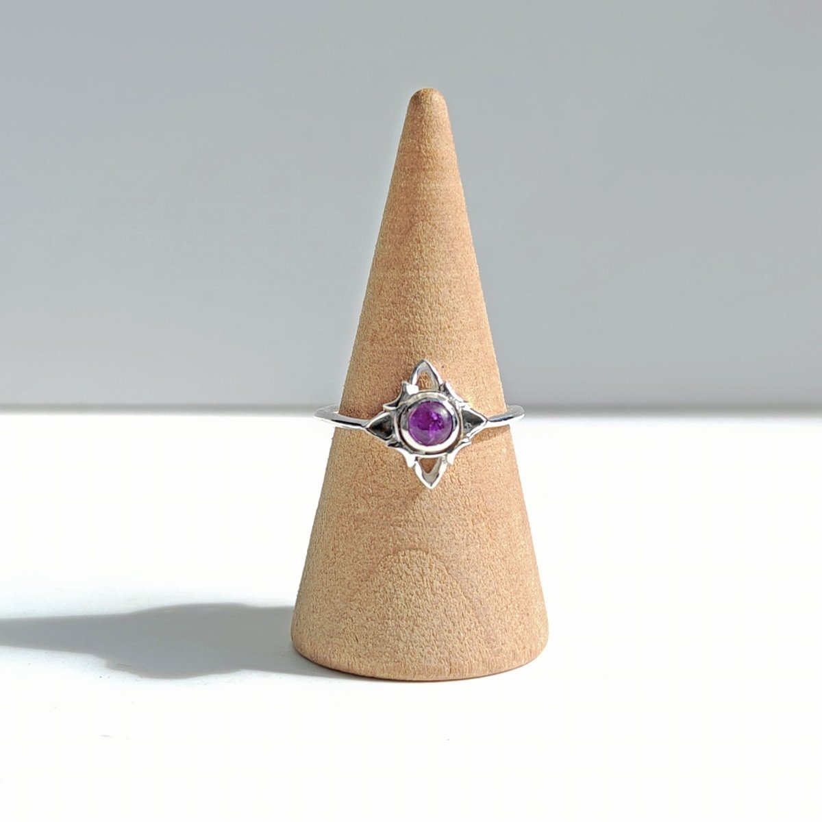 Anillo Nudo de Bruja 'Wicca' con Amatista - Plata de Ley 925 - Mystical Tienda