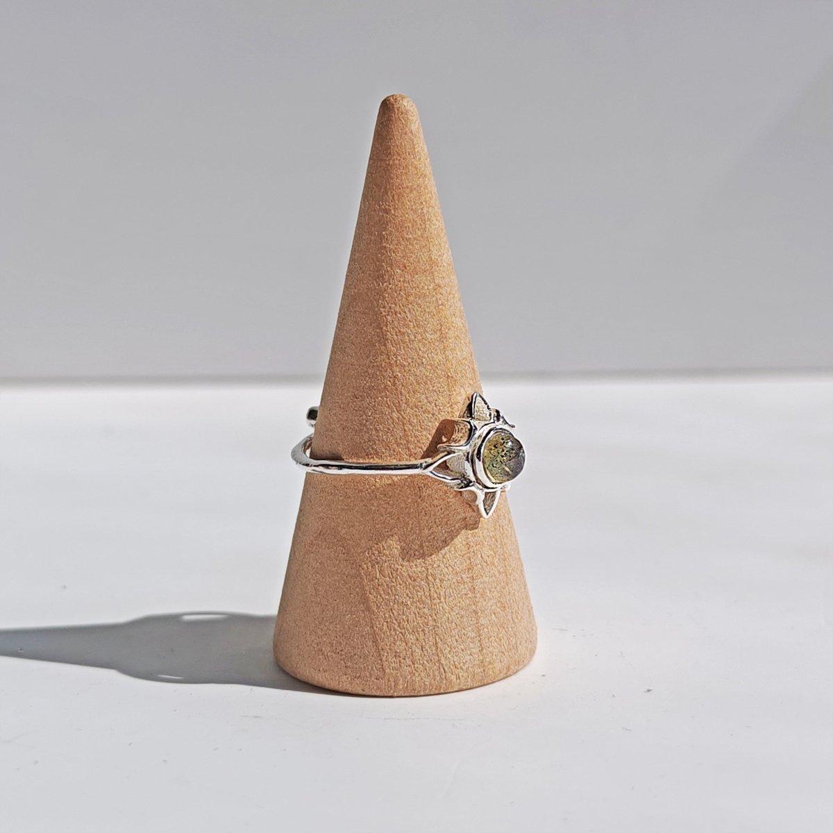 Anillo Nudo de Bruja 'Wicca' con Labradorita - Plata de Ley 925 - Mystical Tienda