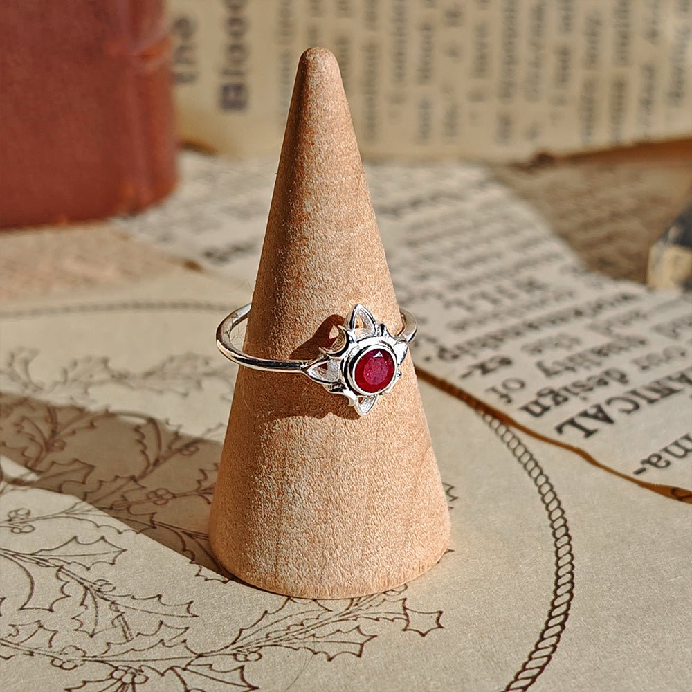 Anillo Nudo de Bruja 'Wicca' con Rubí - Plata de Ley 925 - Mystical Tienda