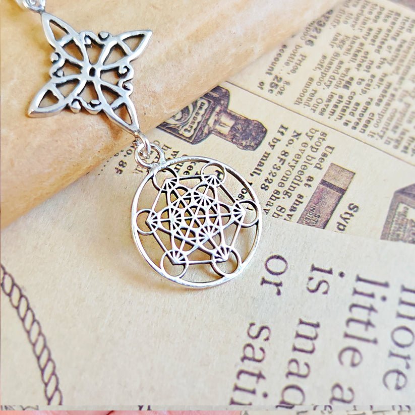 Colgante Nudo de Bruja & Cubo de Metatrón - Plata de Ley 925 - Mystical Tienda