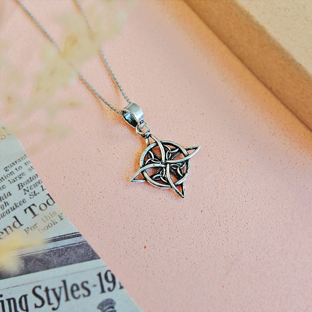 Collar Nudo De Bruja Celta Para Mujer - Amuleto De Protección, Acero Inoxidable, Diseño Trinidad Con Luna Creciente