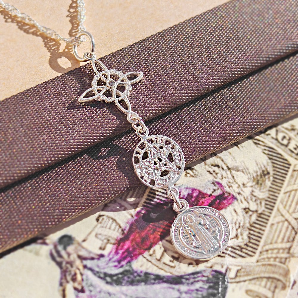 Colgante Triple Protector S925: Nudo de Bruja, Tetragramatón y San Benito - Mystical Tienda