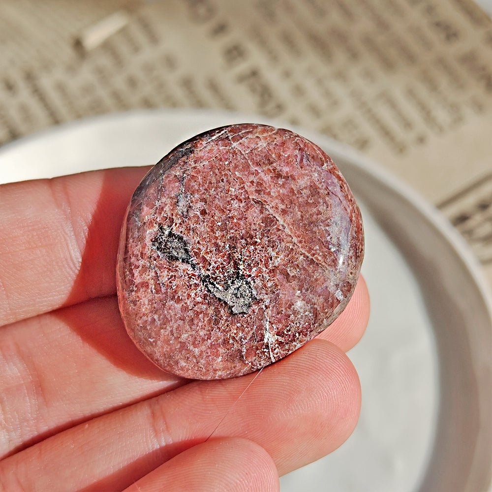 Rodado Plano de Rodonita - Mystical Tienda