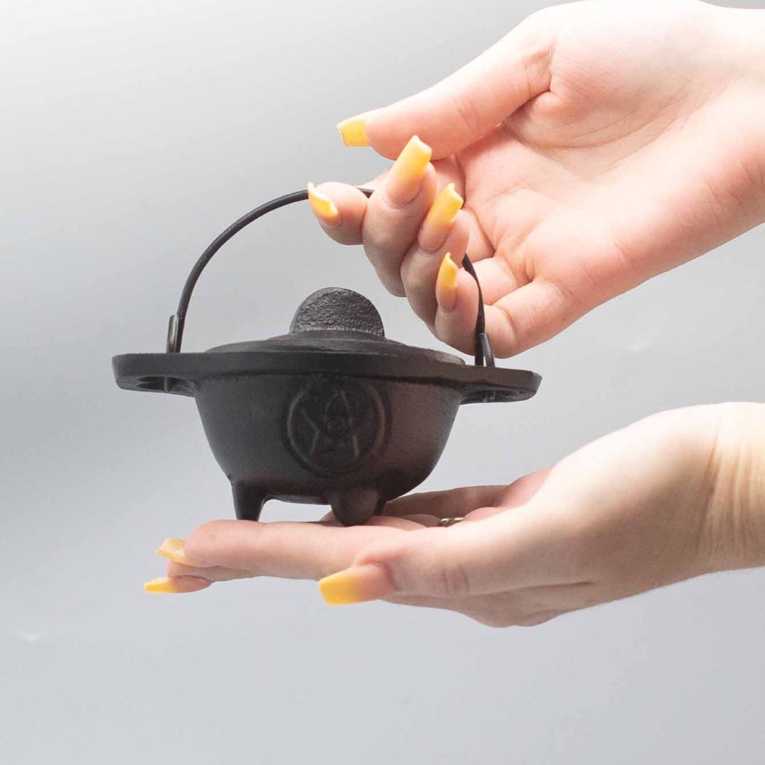 Caldero Chato de Hierro Fundido con Pentagrama - Mystical Tienda