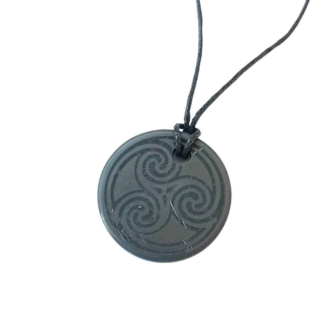 Colgante Shungit círculo con Triskel - Mystical Tienda