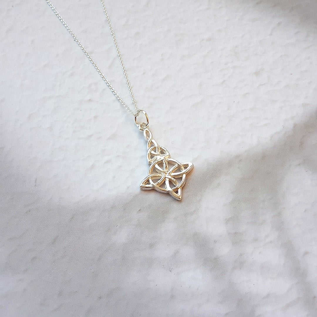 Collar Nudo de Bruja y Triqueta en Plata de Ley 925 - Mystical Tienda