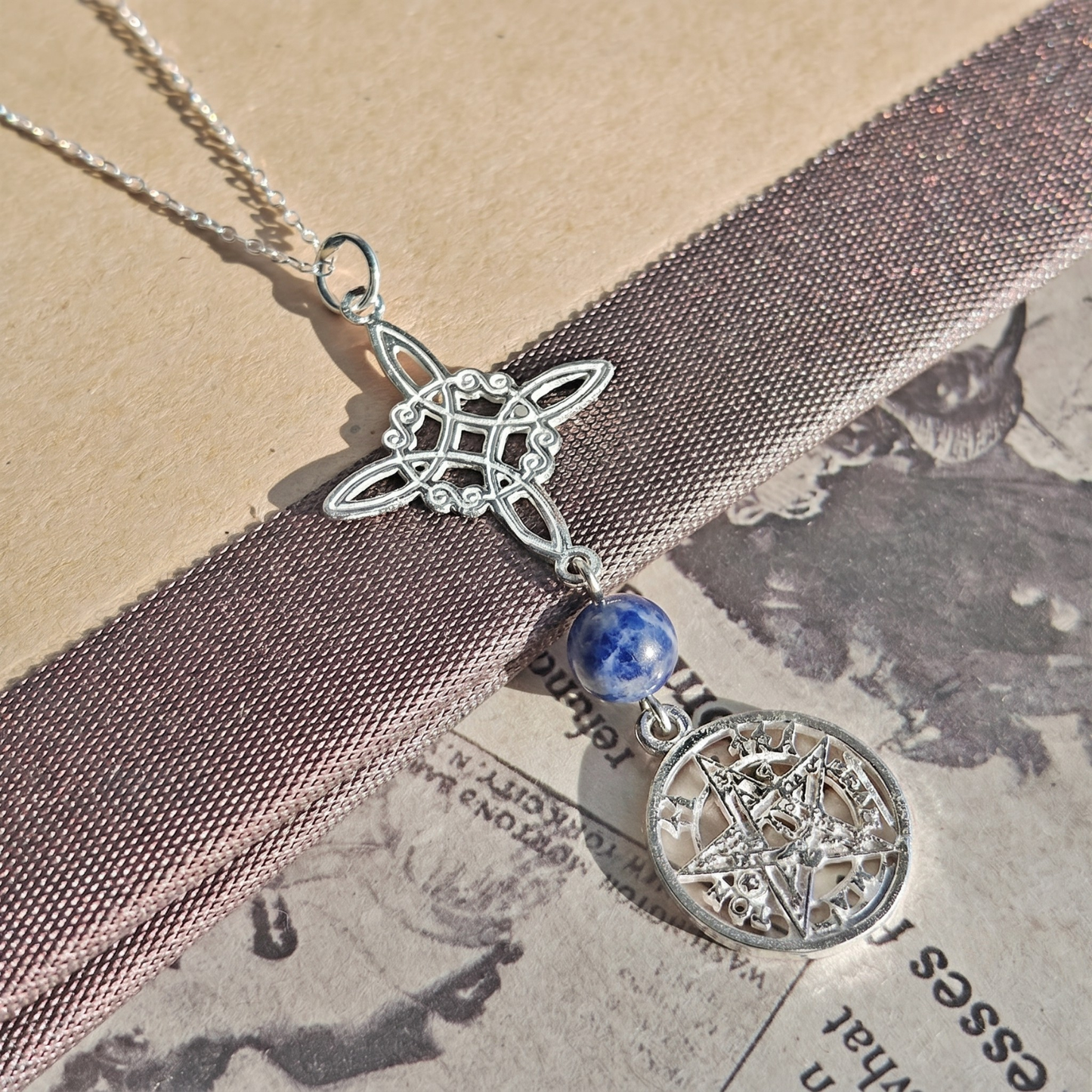 Colgante Nudo de Bruja & Tetragramaton con Bola de Sodalita S925