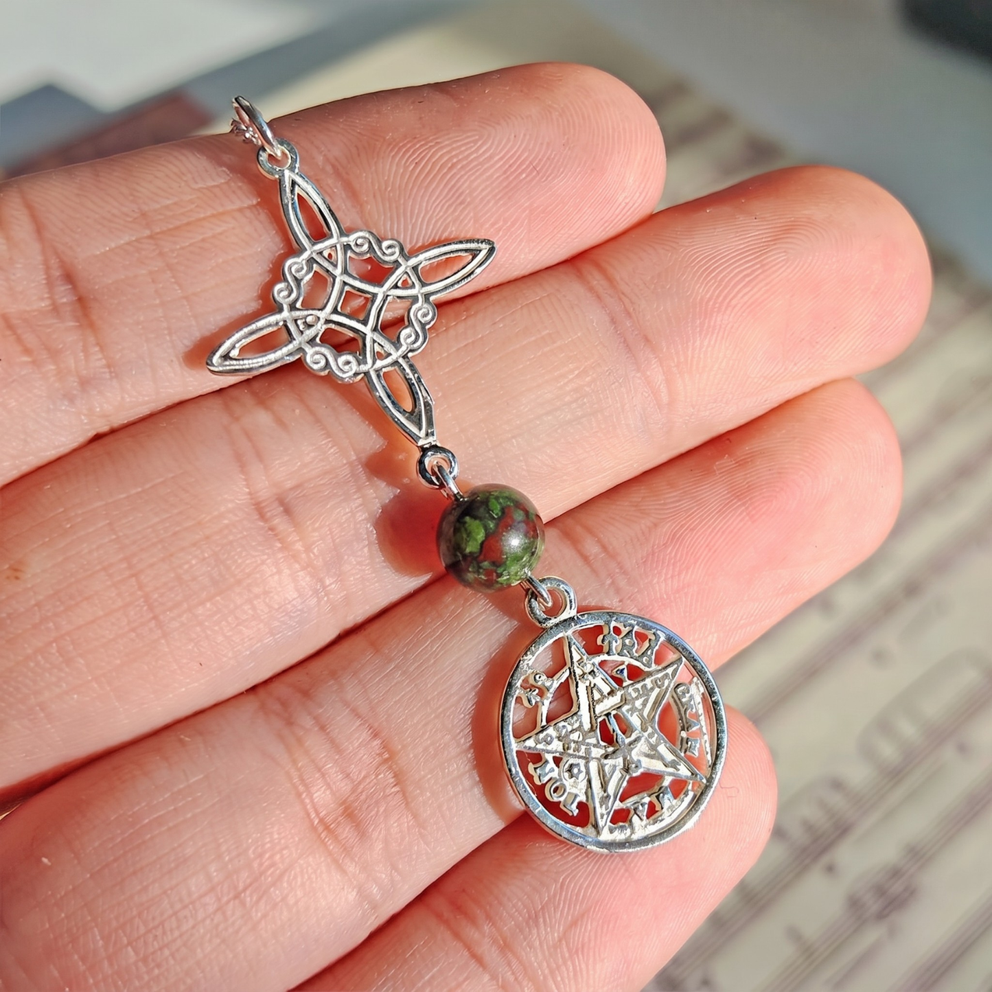 Colgante Nudo de Bruja & Tetragramaton con Bola de Jaspe Sangre de Dragón S925