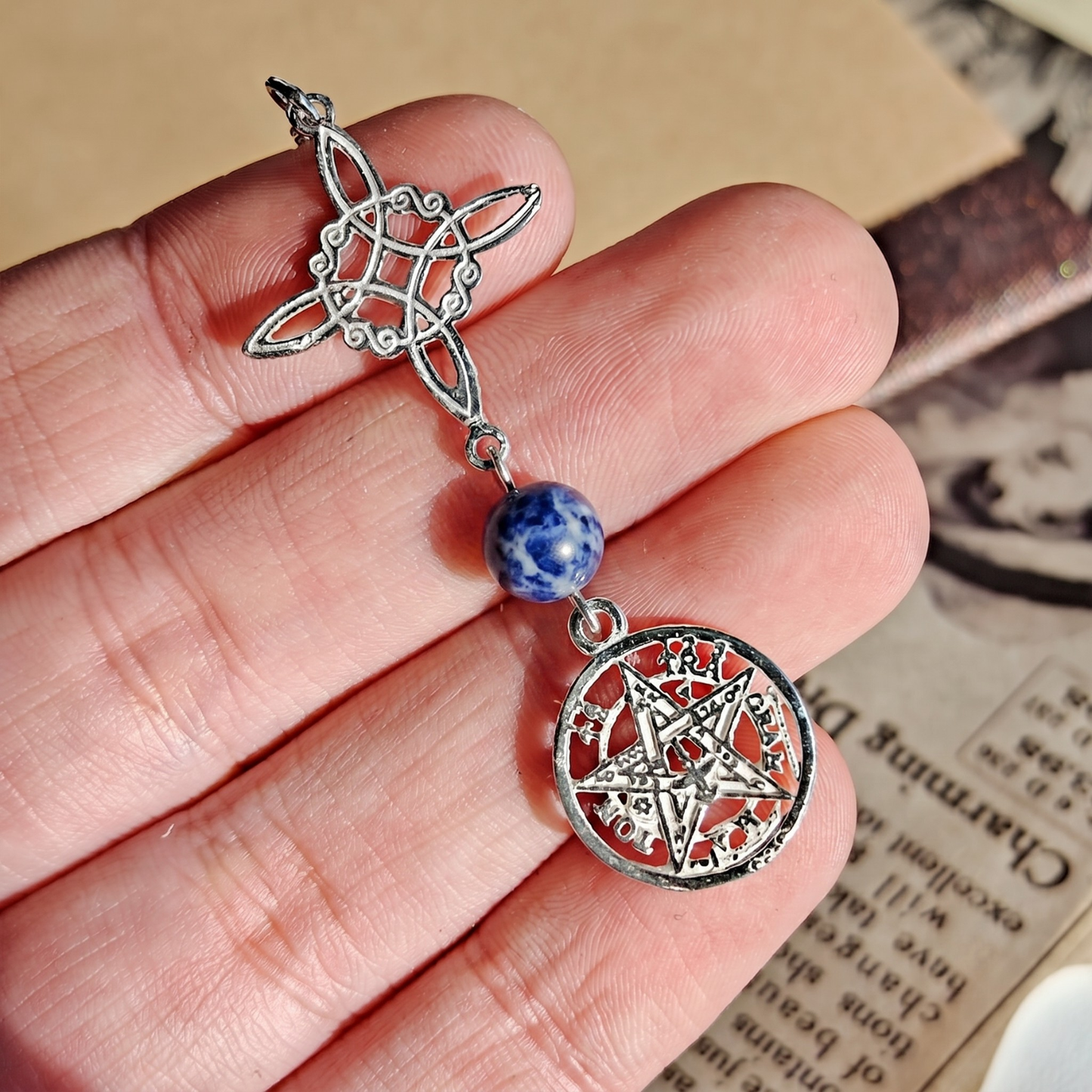Colgante Nudo de Bruja & Tetragramaton con Bola de Sodalita S925