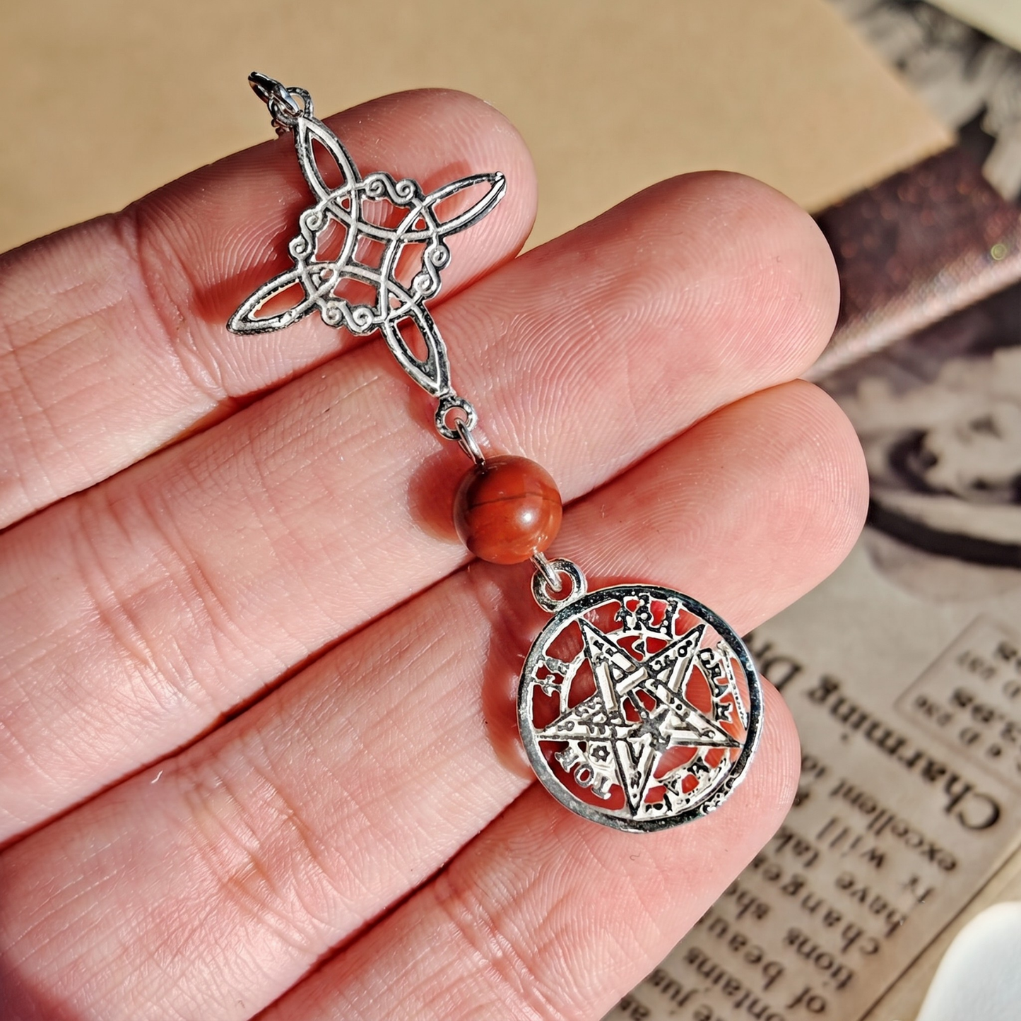 Colgante Nudo de Bruja & Tetragramaton con Bola de Jaspe Rojo S925