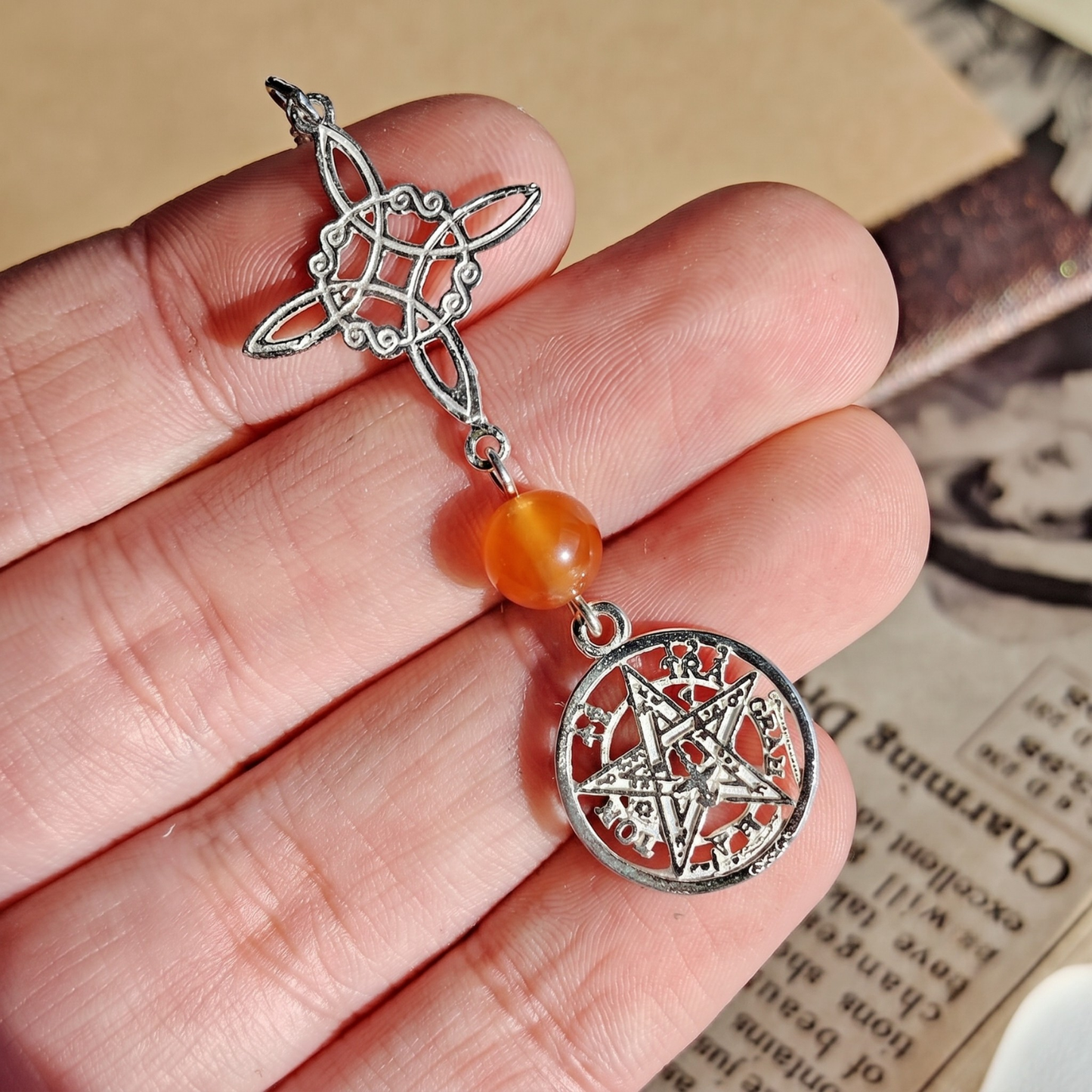 Colgante Nudo de Bruja & Tetragramaton con Bola de Cornalina S925
