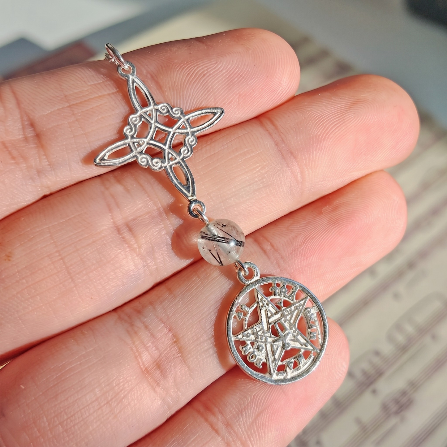 Colgante Nudo de Bruja & Tetragramaton con Bola de Cuarzo Turmalinado S925