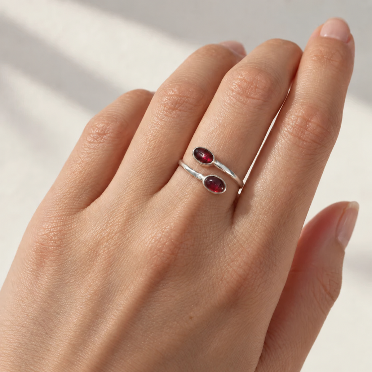 Anillo Ajustable 'Oshun' de Granates y Plata de Ley 925