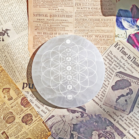 Altar de Selenita con Símbolos de los Chakras