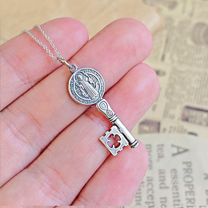 Colgante Protector Llave de San Benito  S925