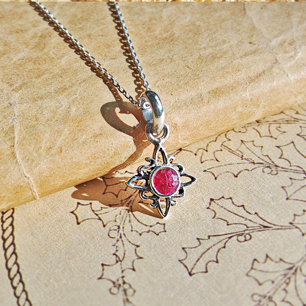 Colgante Nudo de Bruja 'Mini' Rubí en Plata de Ley 925