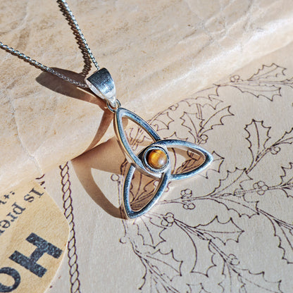 Colgante Triqueta con Ojo de Tigre - Plata de Ley 925