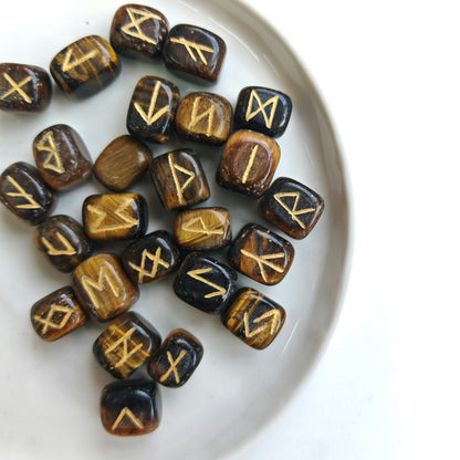 Runas Vikingas en Ojo de Tigre - Protección y Claridad