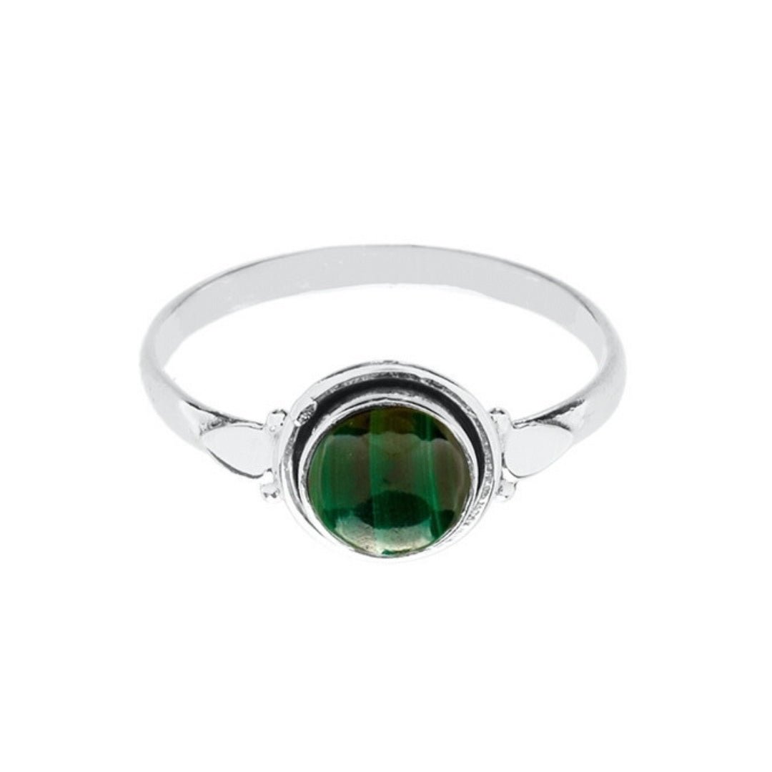 //mysticaltienda.com/cdn/shop/files/anillo-kira-de-malaquita-plata-de-ley-146631.jpg?v=1727041606