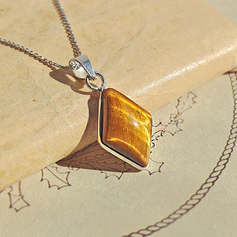 //mysticaltienda.com/cdn/shop/files/colgante-aine-ojo-de-tigre-y-plata-de-ley-925-294704.jpg?v=1728535161