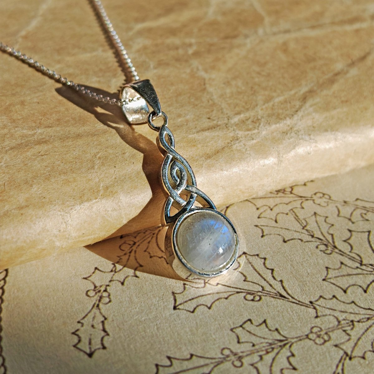 //mysticaltienda.com/cdn/shop/files/colgante-amariel-piedra-de-luna-y-plata-de-ley-925-647552.jpg?v=1732250250