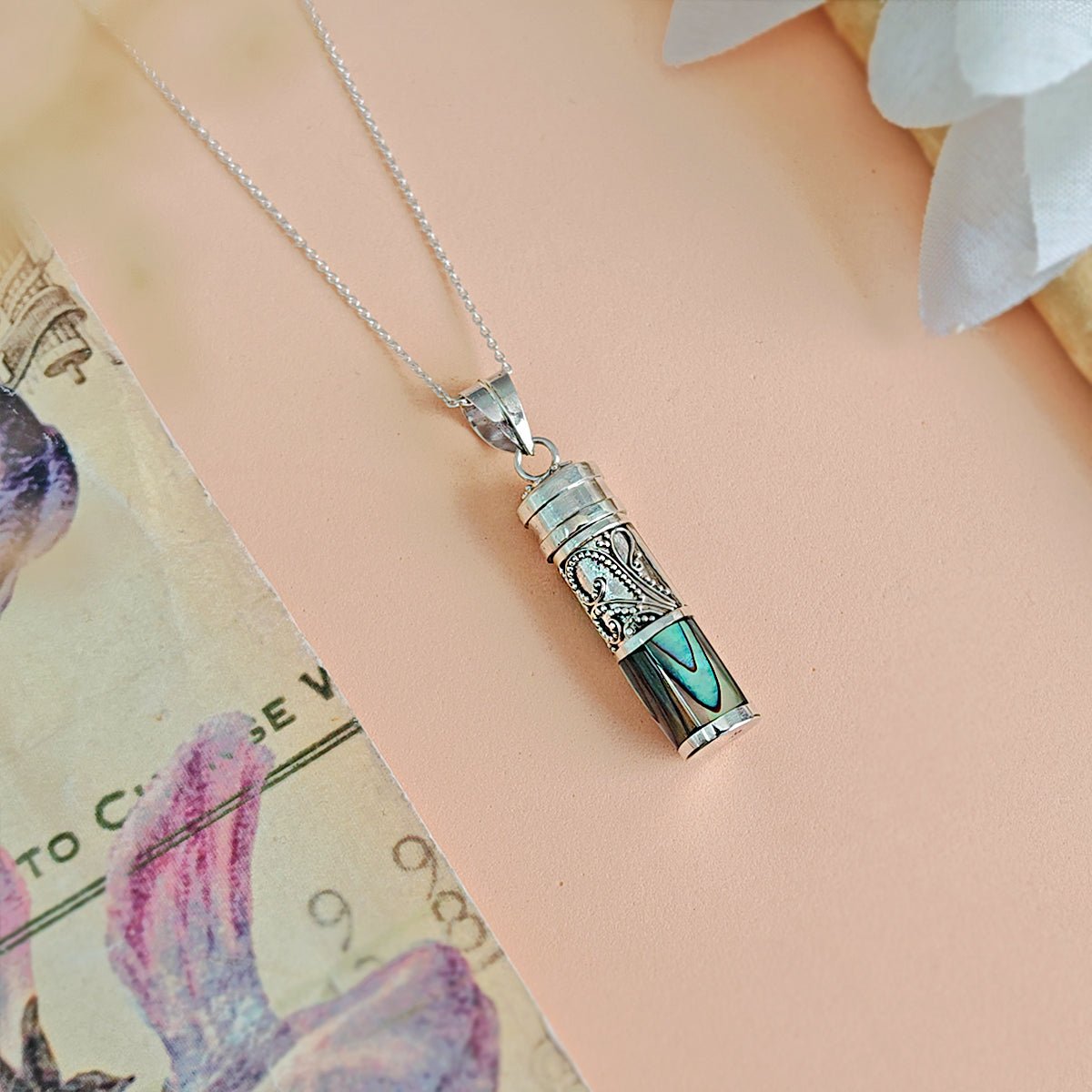 //mysticaltienda.com/cdn/shop/files/colgante-cofre-de-los-deseos-y-abulon-en-plata-de-ley-925-778684.jpg?v=1721955140
