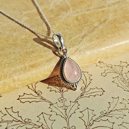 Colgante 'Dewi' Cuarzo Rosa y Plata de Ley 925 - Mystical Tienda