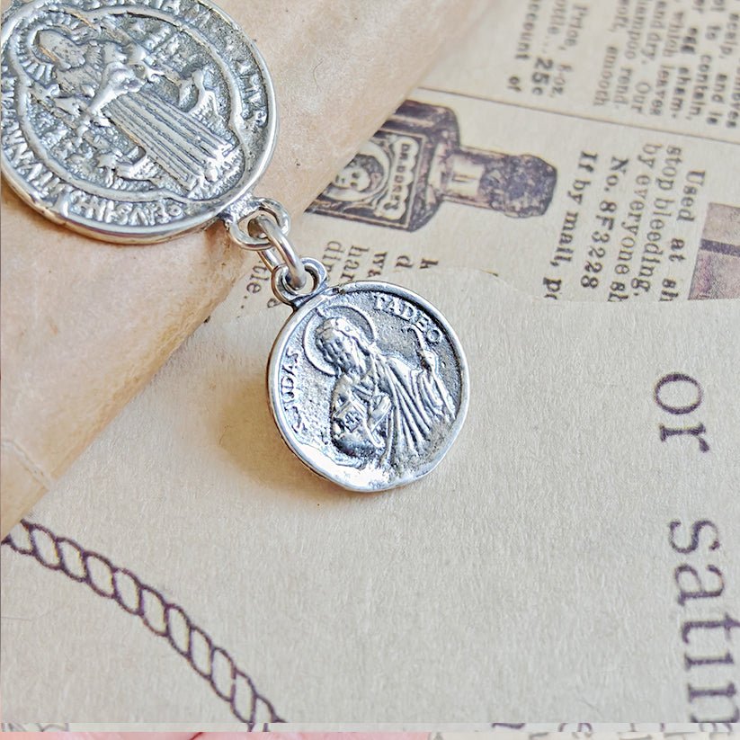 Colgante Doble Protección San Benito & San Judas Tadeo – Plata de Ley 925 - Mystical Tienda