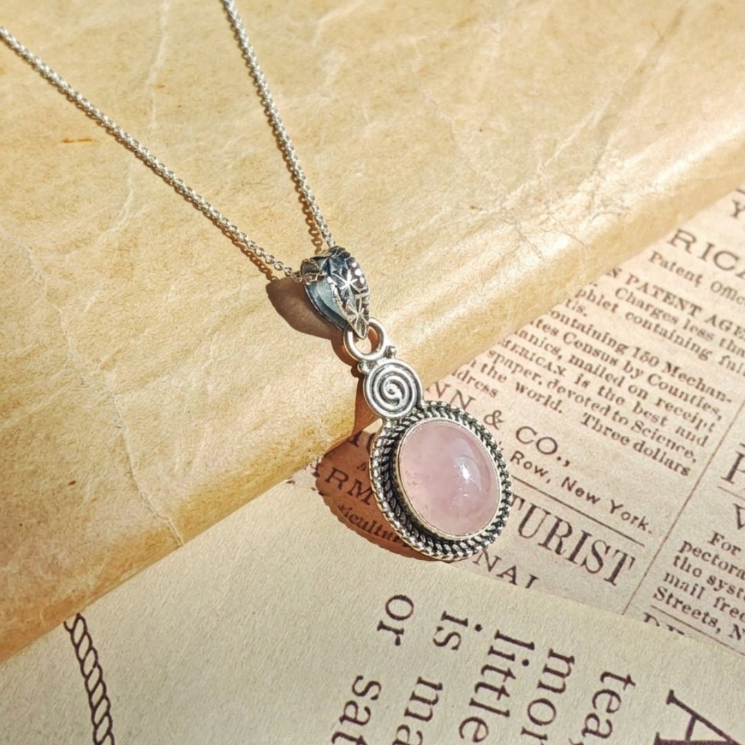 Colgante Espiral de Cuarzo Rosa y Plata de Ley 925 - Mystical Tienda