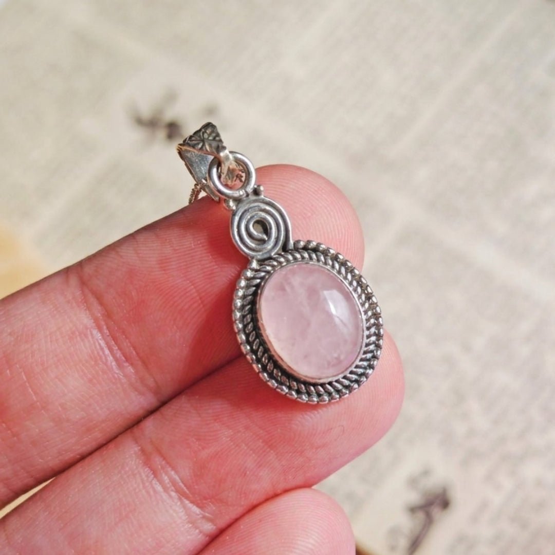 Colgante Espiral de Cuarzo Rosa y Plata de Ley 925 - Mystical Tienda