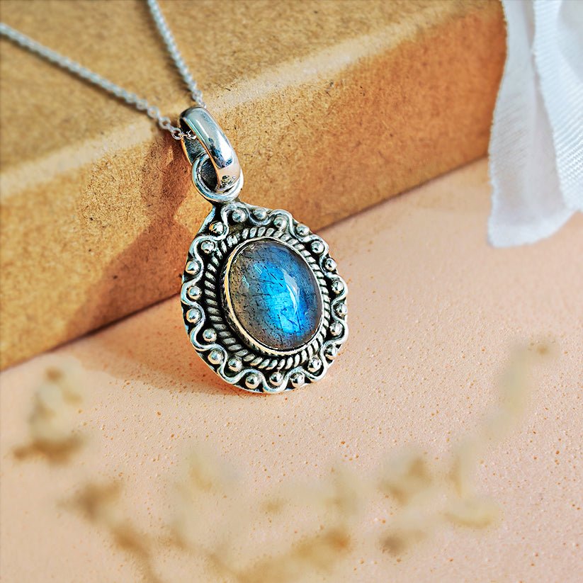 //mysticaltienda.com/cdn/shop/files/colgante-manat-de-labradorita-y-plata-de-ley-925-481438.jpg?v=1726940112