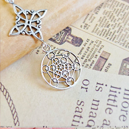 Colgante Nudo de Bruja & Cubo de Metatrón - Plata de Ley 925 - Mystical Tienda