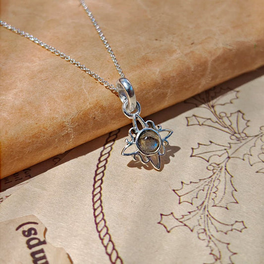 Colgante Nudo de Bruja 'Mini' Labradorita en Plata de Ley 925 - Mystical Tienda