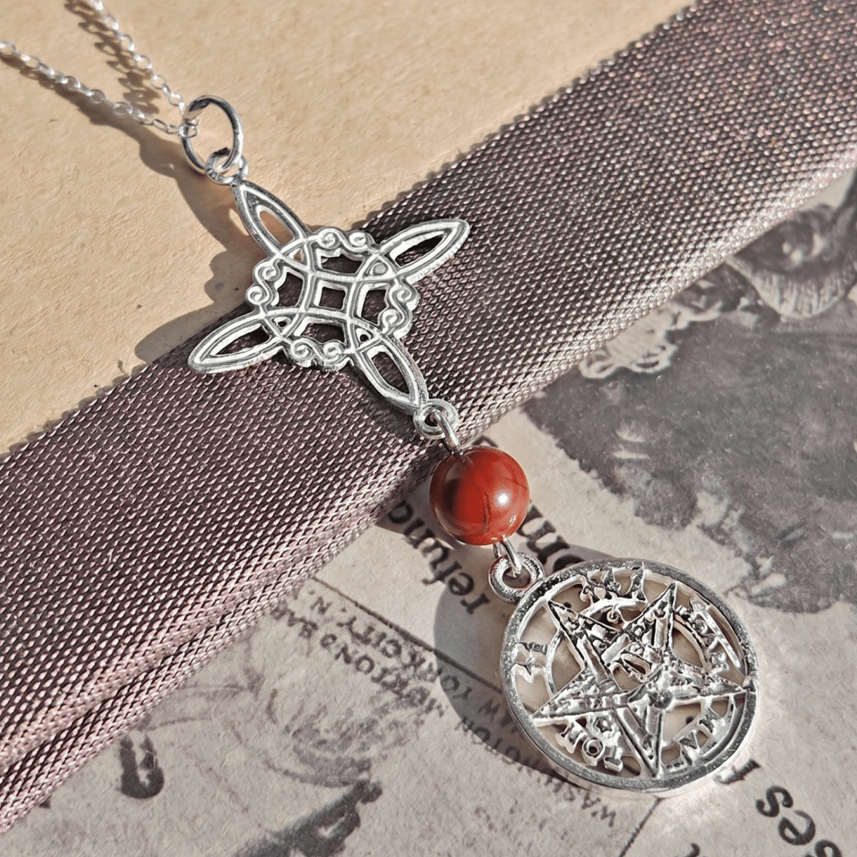 Colgante Nudo de Bruja & Tetragramaton con Bola de Jaspe Rojo S925 - Mystical Tienda