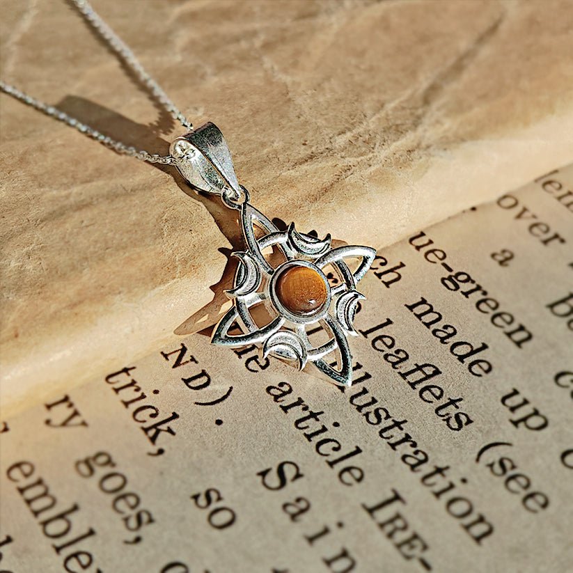//mysticaltienda.com/cdn/shop/files/colgante-nudo-de-bruja-wicca-ojo-de-tigre-en-plata-de-ley-925-277675.jpg?v=1734851747