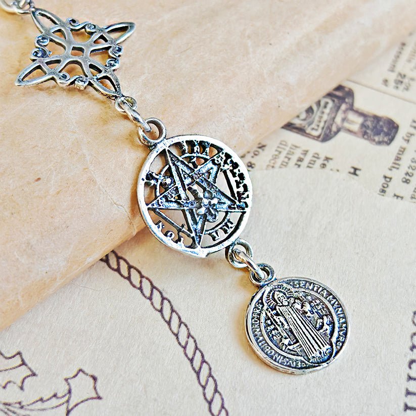 Colgante Triple Protector S925: Nudo de Bruja, Tetragramatón y San Benito - Mystical Tienda