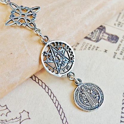 Colgante Triple Protector S925: Nudo de Bruja, Tetragramatón y San Benito - Mystical Tienda