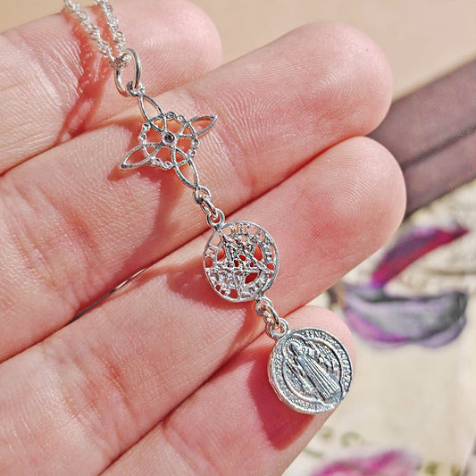 Colgante Triple Protector S925: Nudo de Bruja, Tetragramatón y San Benito - Mystical Tienda