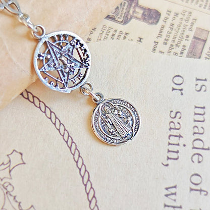 Colgante Triple Protector S925: Nudo de Bruja, Tetragramatón y San Benito - Mystical Tienda