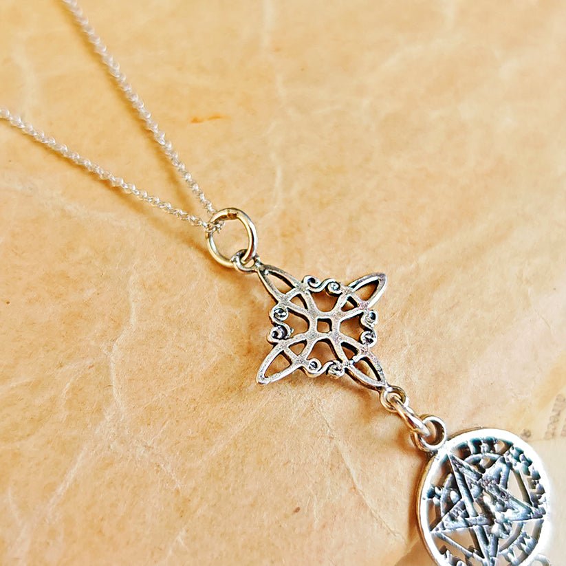 Colgante Triple Protector S925: Nudo de Bruja, Tetragramatón y San Benito - Mystical Tienda