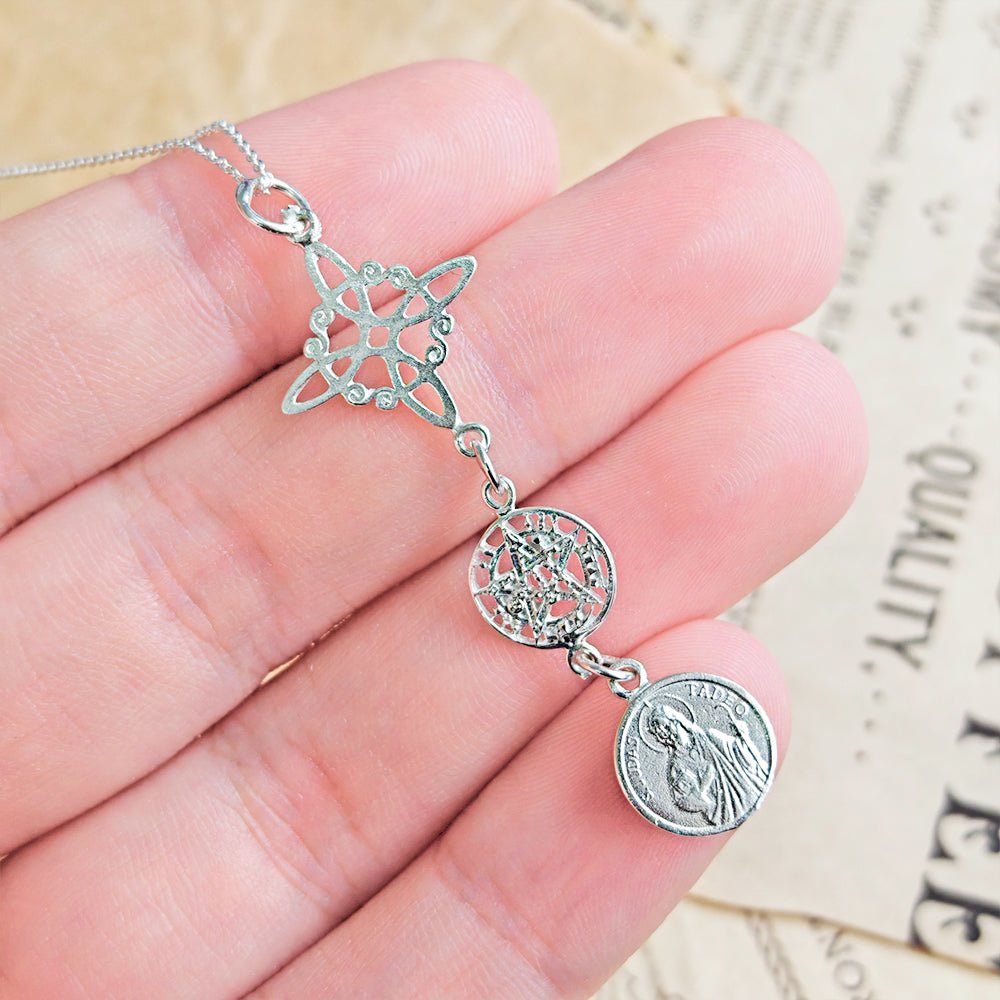 Colgante Triple Protector S925: Nudo de Bruja, Tetragramatón y San Judas Tadeo - Mystical Tienda