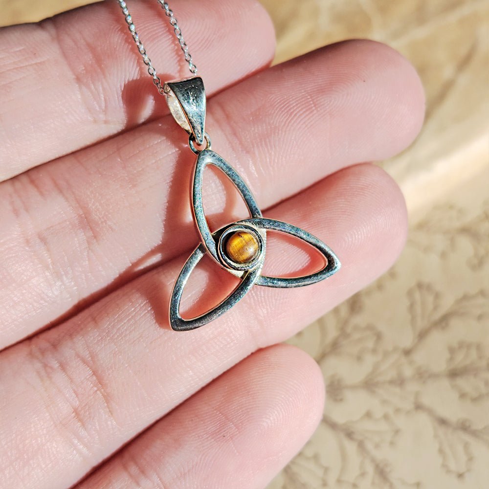 Colgante Triqueta con Ojo de Tigre - Plata de Ley 925 - Mystical Tienda