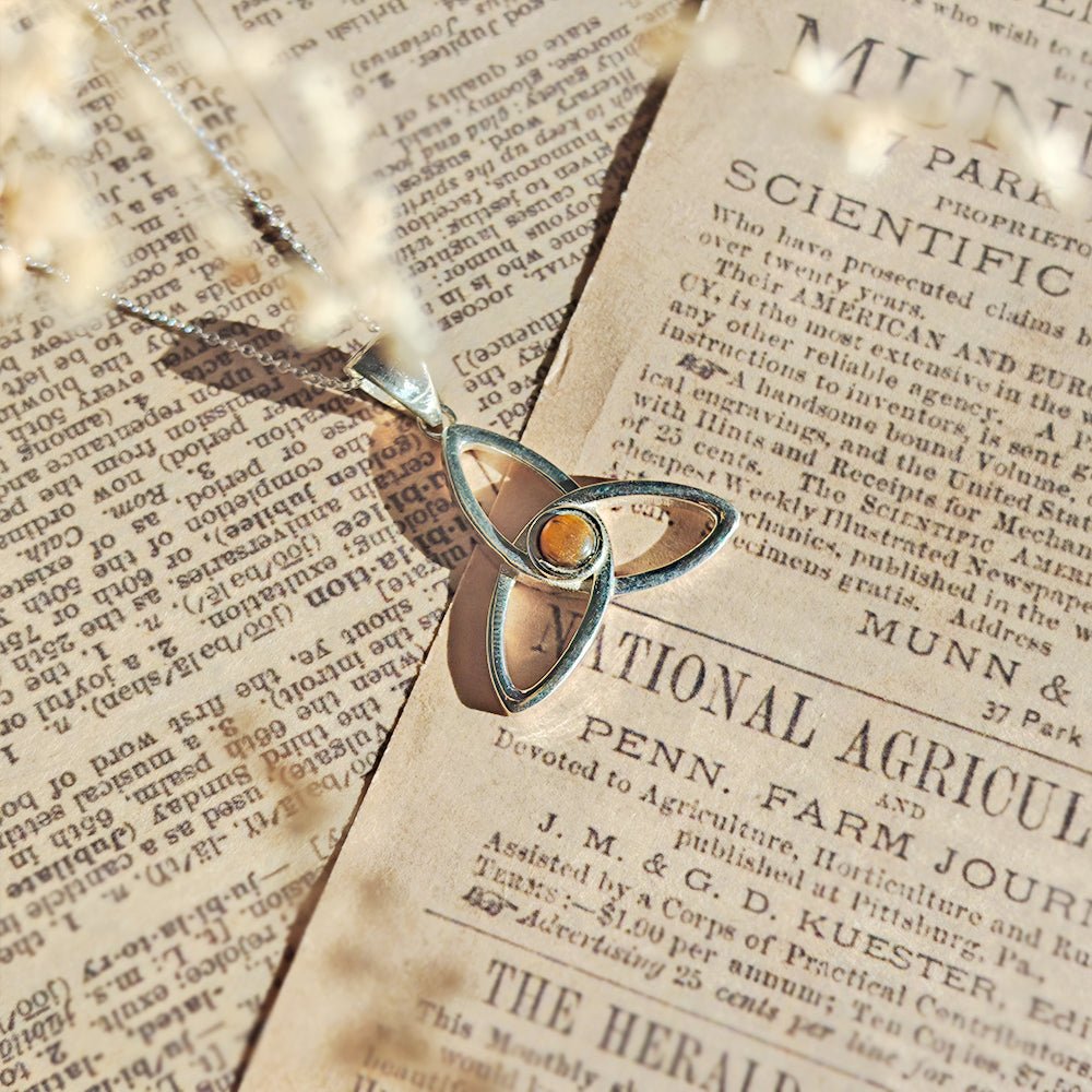 Colgante Triqueta con Ojo de Tigre - Plata de Ley 925 - Mystical Tienda