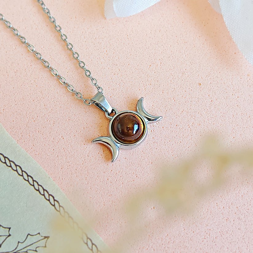 //mysticaltienda.com/cdn/shop/files/collar-hecate-ojo-de-tigre-acero-inoxidable-380823.jpg?v=1728674147