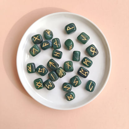 Runas Vikingas en Jade Verde  - Prosperidad y Sabiduría