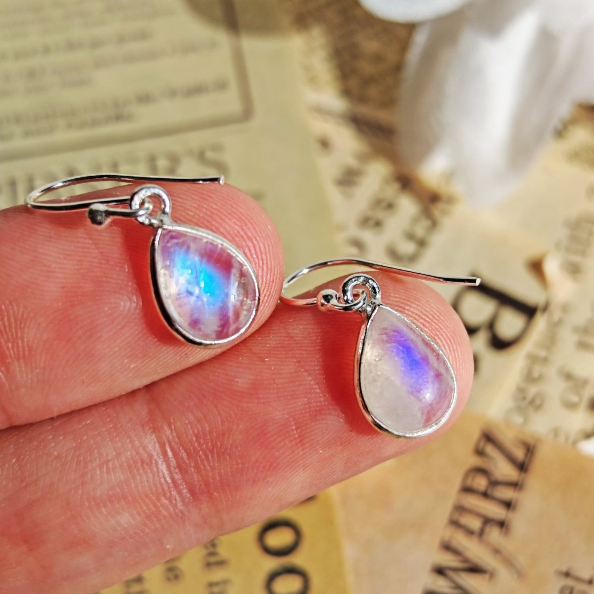 //mysticaltienda.com/cdn/shop/files/pendientes-aurora-piedra-de-luna-s925-814363.jpg?v=1743660574