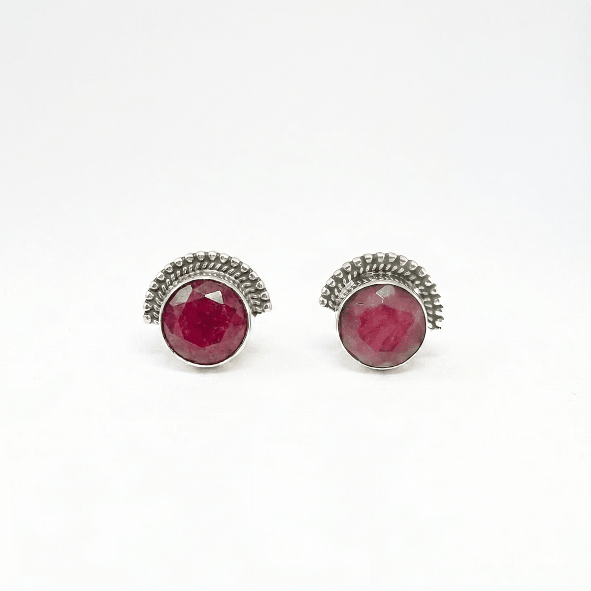 Pendientes Botón Rúbi y Plata de Ley 925 - Mystical Tienda